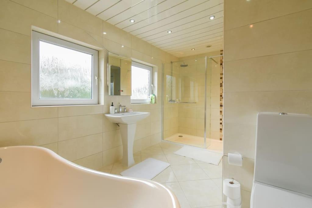 Luxurious & Tranquil Riverside Getaway Great Harwood 外观 照片